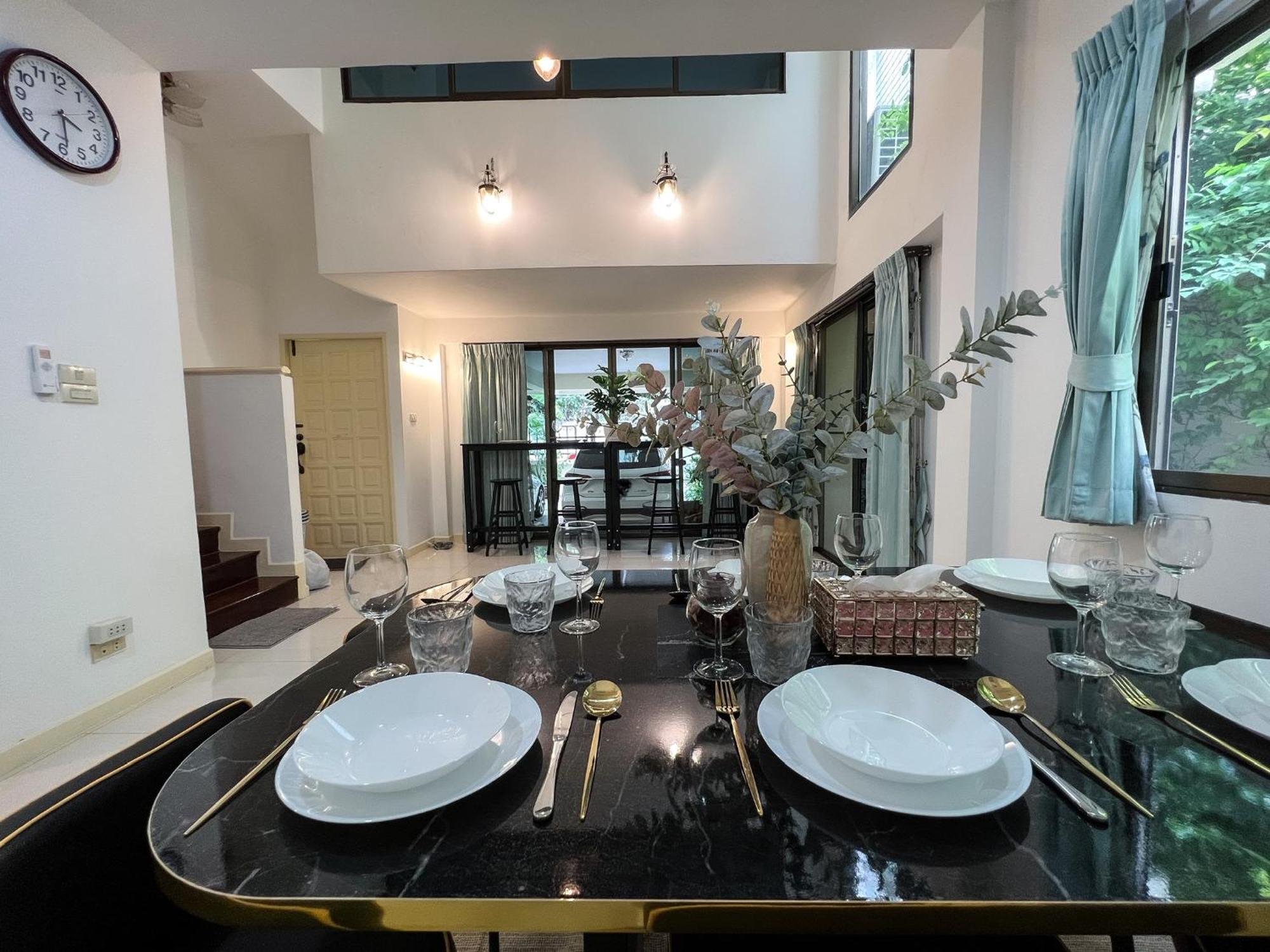 Nhà nghỉ Sukhumvit 31 Sweet 7 Beds - Up To 12 Guests